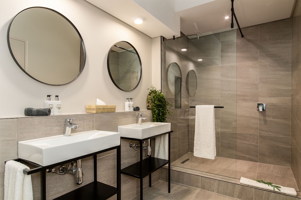 Luxury Suite - Photo 3