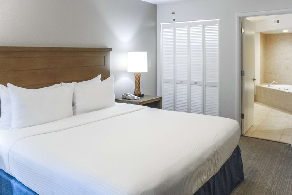 2 Bedroom 1 KG and 2 TWN Suite Hr Accessible - Photo 1
