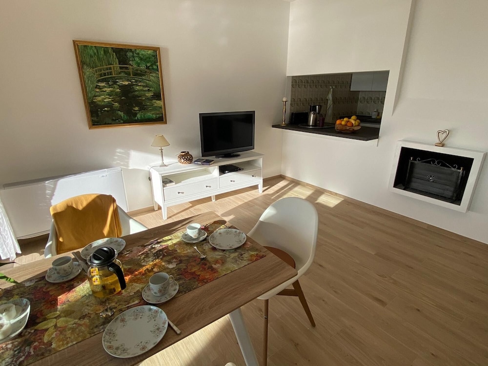Apartment photo 2