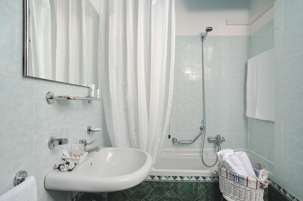 Basic Quadruple Room photo 3
