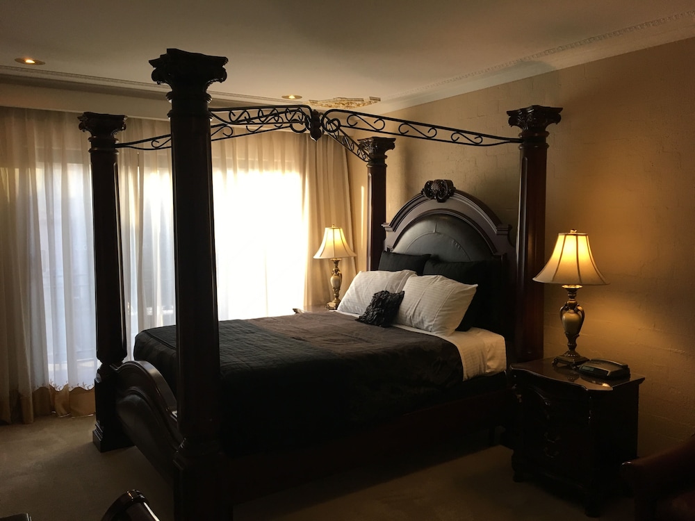 Executive Tudor photo 2