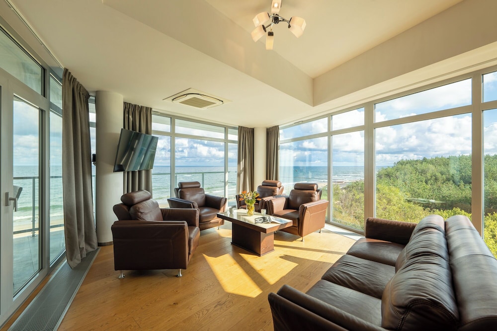 Luxury Apartment, Sea View (III)