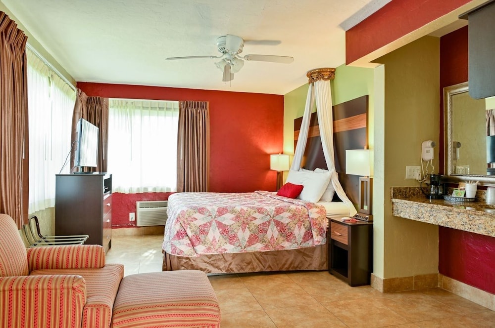 Standard Room, 1 King Bed, Non Smoking, Pool View