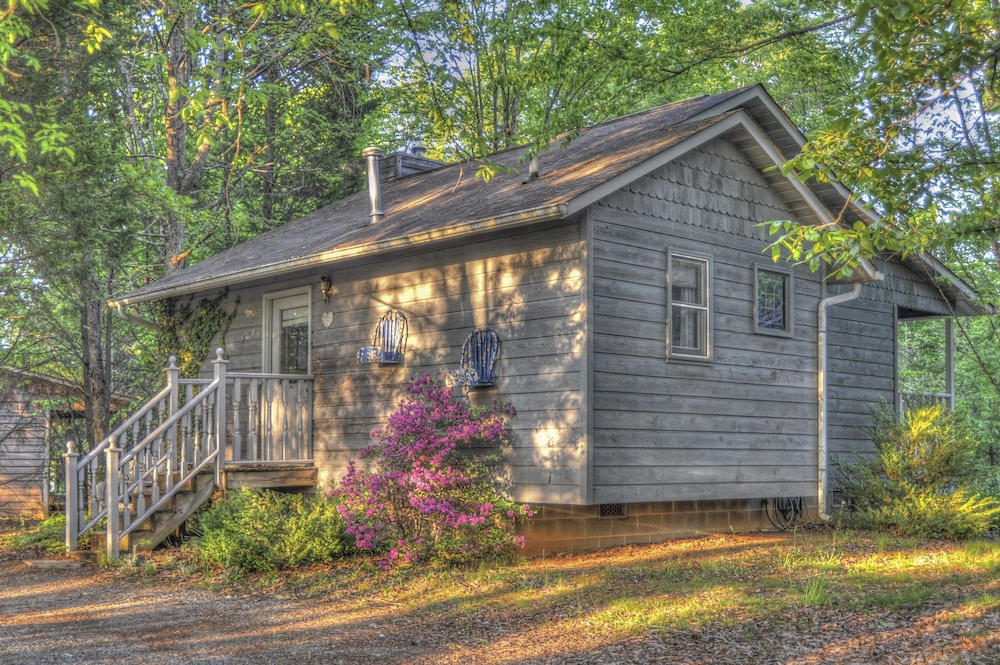 Romantic Cottage, Multiple Beds, Non Smoking, Jetted Tub