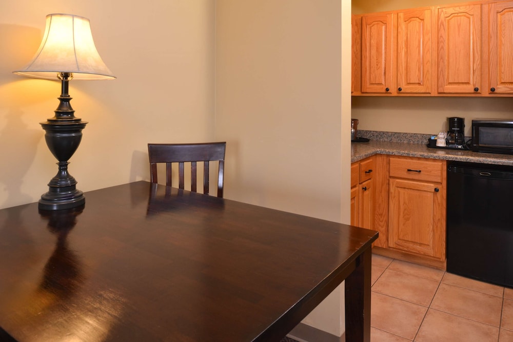 Suite, 2 Queen Beds, Non Smoking, Kitchenette photo 2