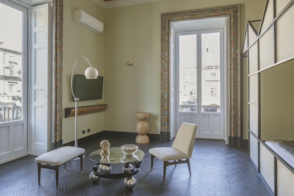 Luxury Suite, 1 King Bed, Terrace, City View