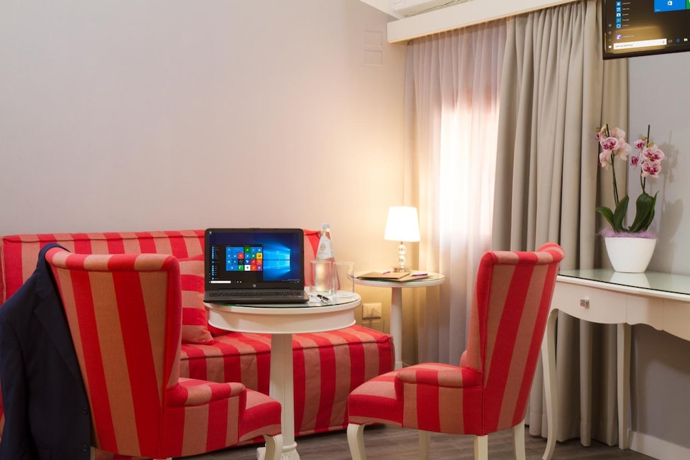 Junior Suite (Deluxe) - Photo 8