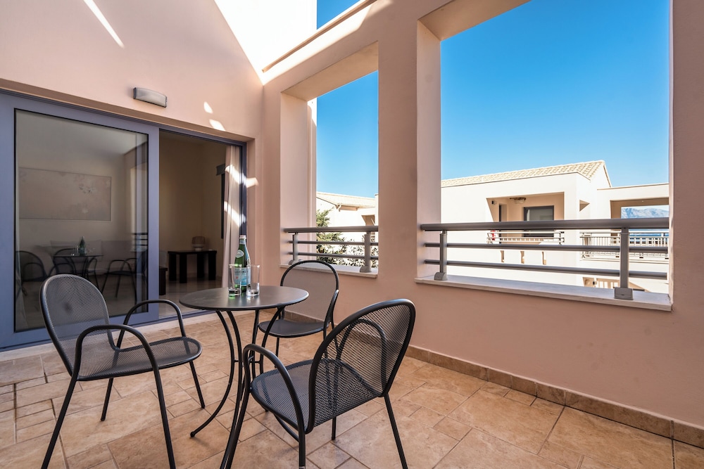 Superior Suite, 1 Bedroom, Courtyard View photo 3