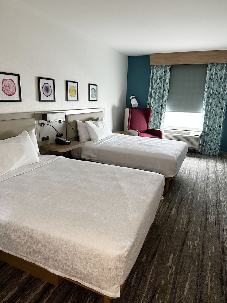 2 Queen Beds, Accessible Room with Roll-In Shower photo 3