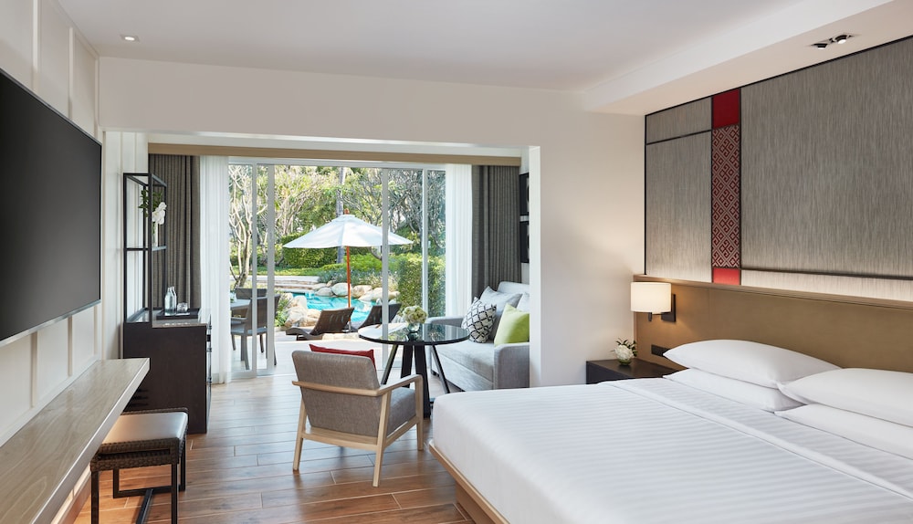 Room, Pool Access (1 King Bed) - Photo 1