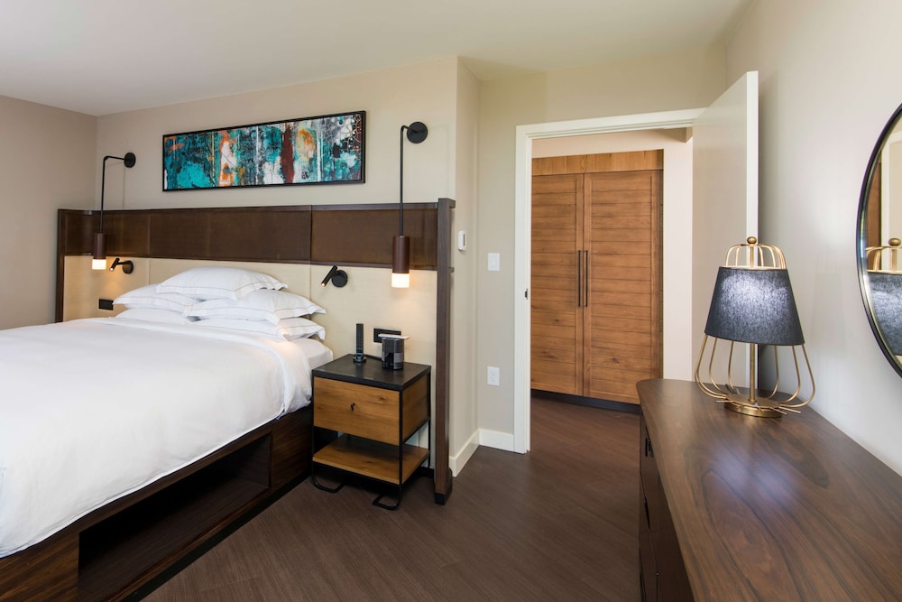 Deluxe Suite, 2 Bedrooms, Partial Ocean View