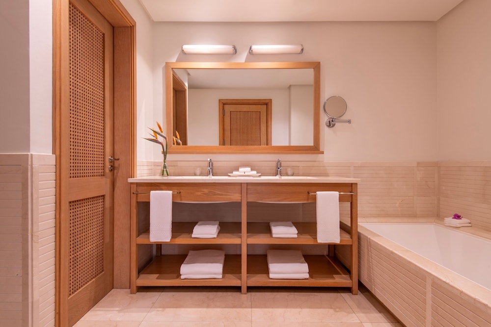 Suite, 2 Bedrooms, Balcony (Ritz Carlton Suite) thumbnail 6