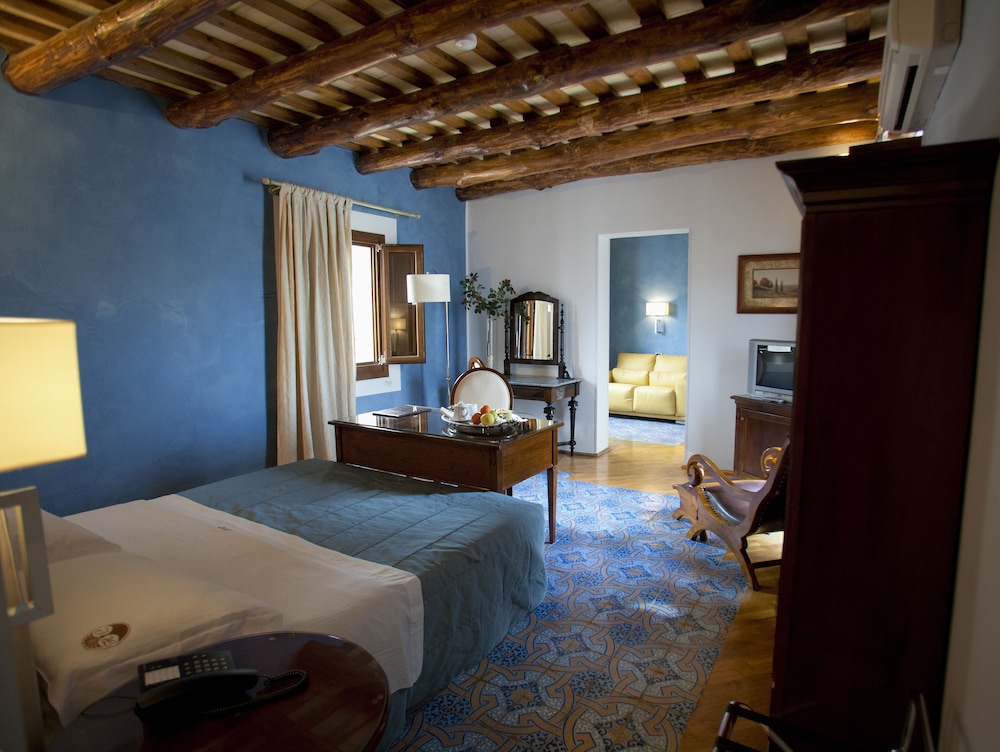 Deluxe Suite - Photo 1