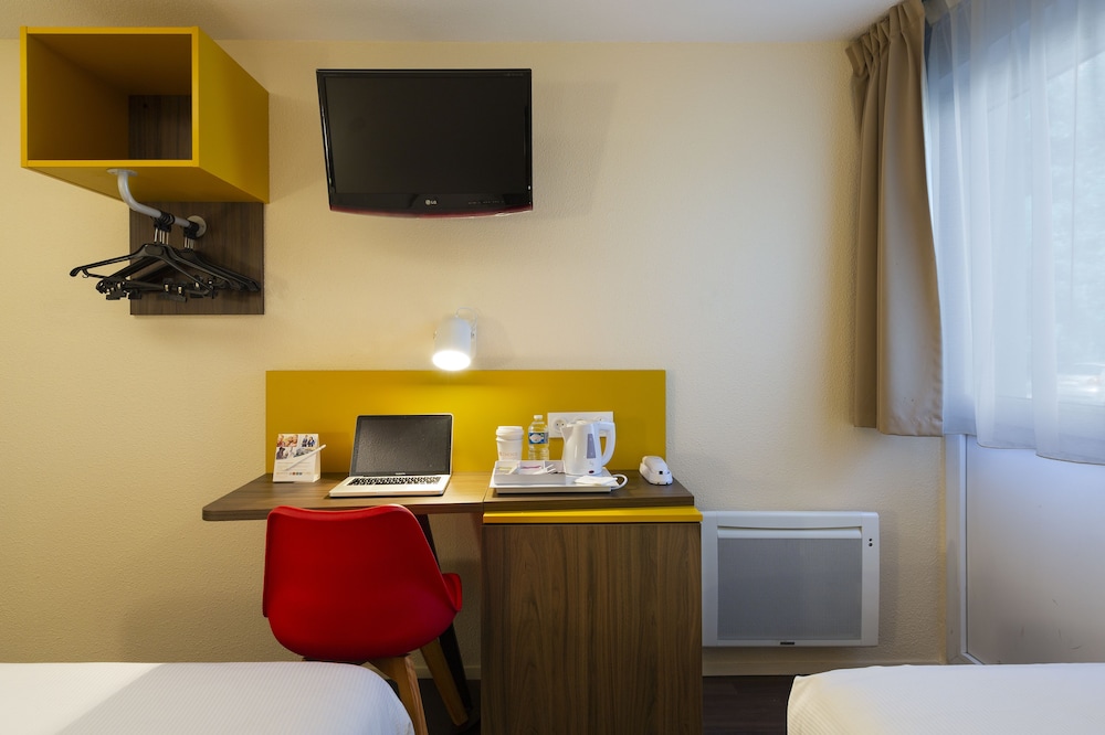 Standard Room, Multiple Beds, Non Smoking - Photo 6