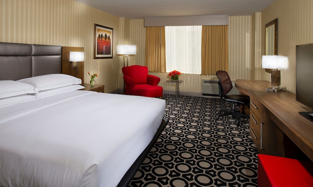 Executive Room, 1 King Bed, Club Lounge Access photo 2