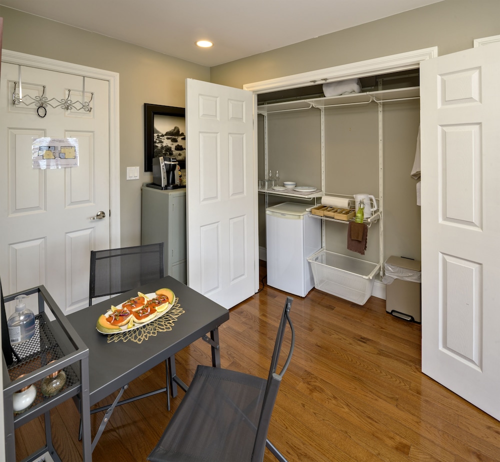 Suite, 1 Queen Bed, Fireplace photo 3
