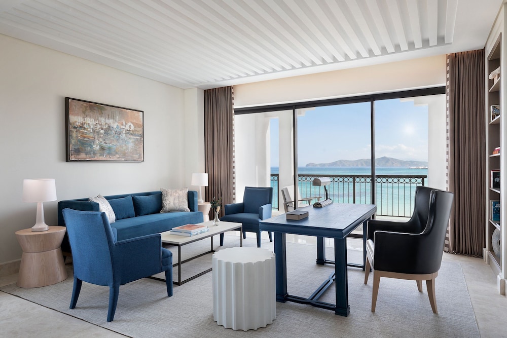 Signature Suite, 1 King Bed, Corner - Photo 2