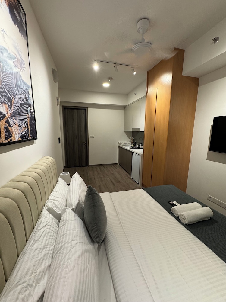 Economy Apartment, 1 King Bed, City View