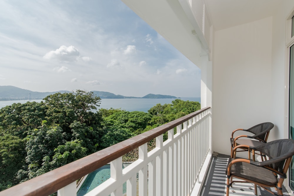 Deluxe Room with Sea View - Photo 8
