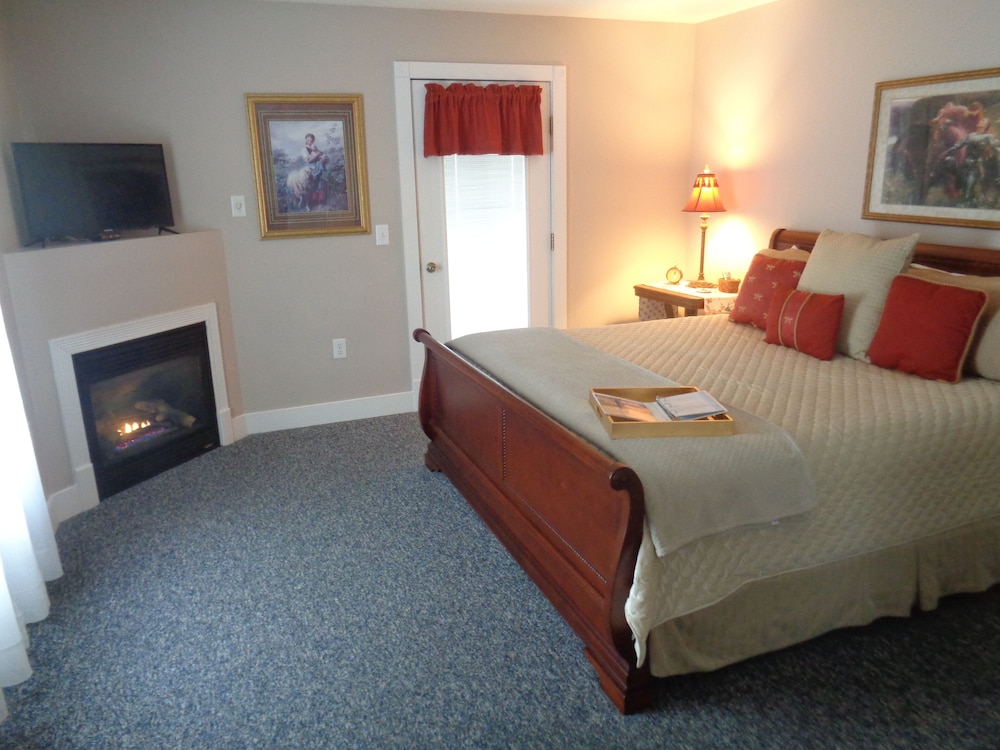Wampler Suite, 1 King Bed, Non Smoking with Jaccuzzi photo 1
