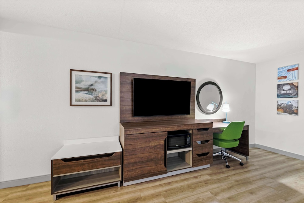 Room, 2 Queen Beds, Accessible, Bathtub - Photo 4