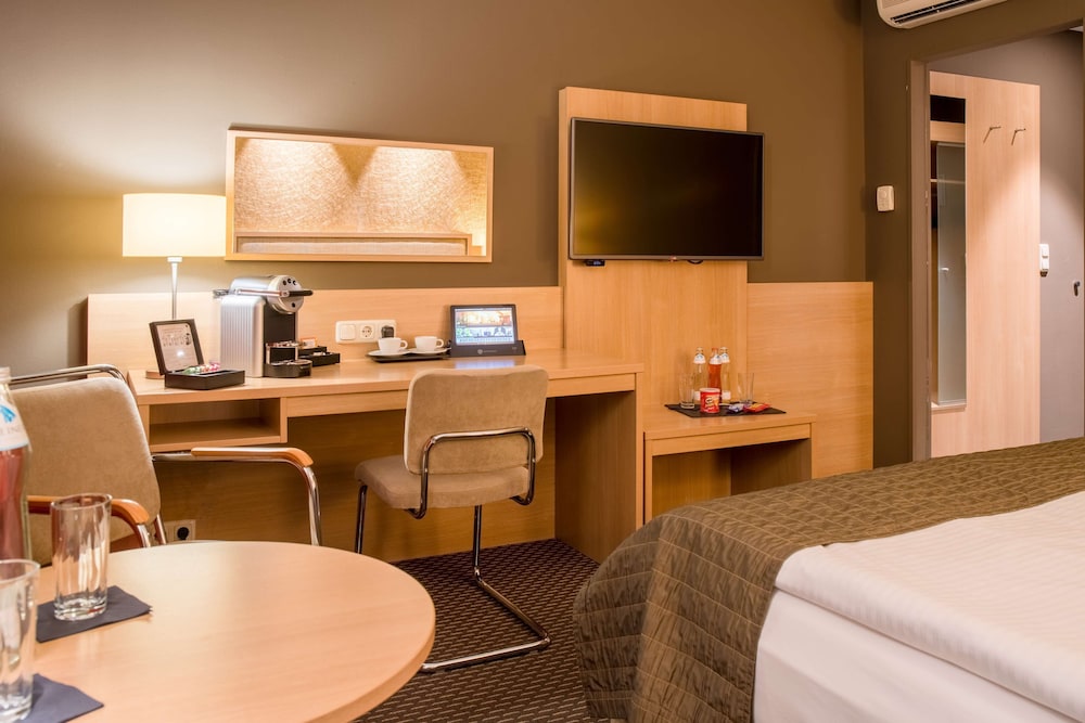 Comfort Room, 1 King Bed, Balcony - Photo 3