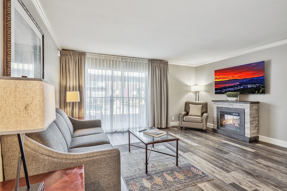 Deluxe Suite, 1 Bedroom, Poolside - Photo 7