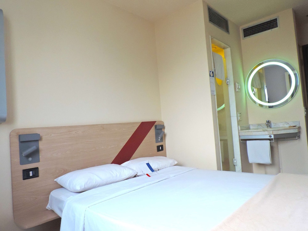 Standard Room, 1 Double Bed thumbnail 5