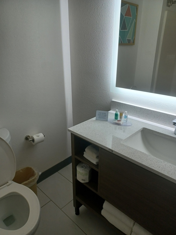 Standard Room, 1 King Bed, Non Smoking - Photo 8