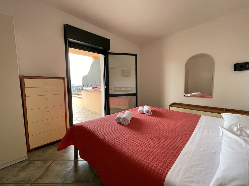 Family Apartment, 1 Bedroom, Terrace, Lake View photo 3