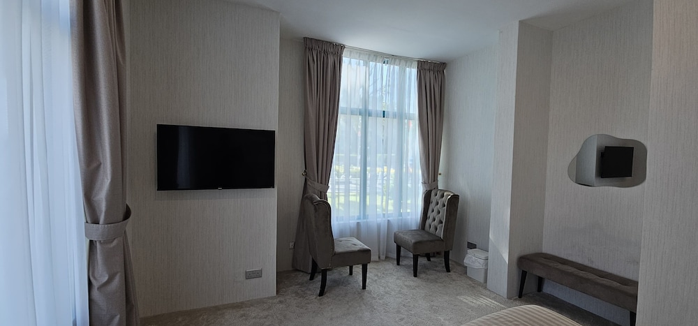 Deluxe Room, 1 Bedroom, Roll-in Shower, Smoking photo 2
