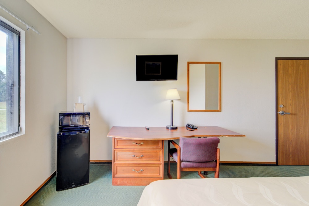 Room, 1 Queen Bed, Smoking - Photo 2