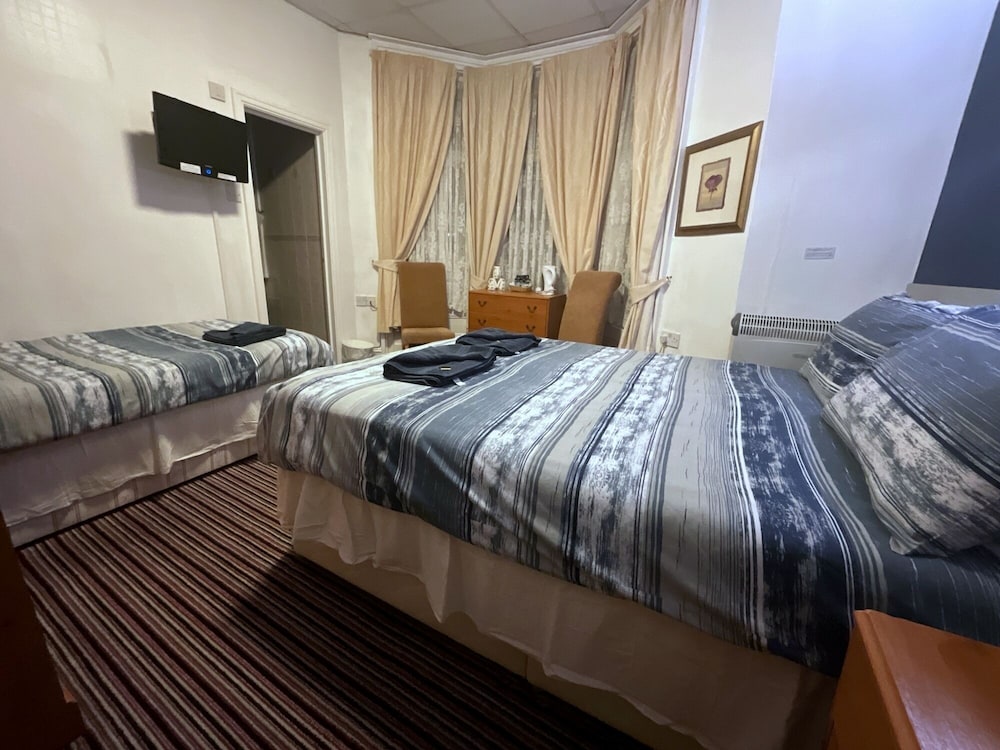 Standard Triple Room, Ensuite photo 2