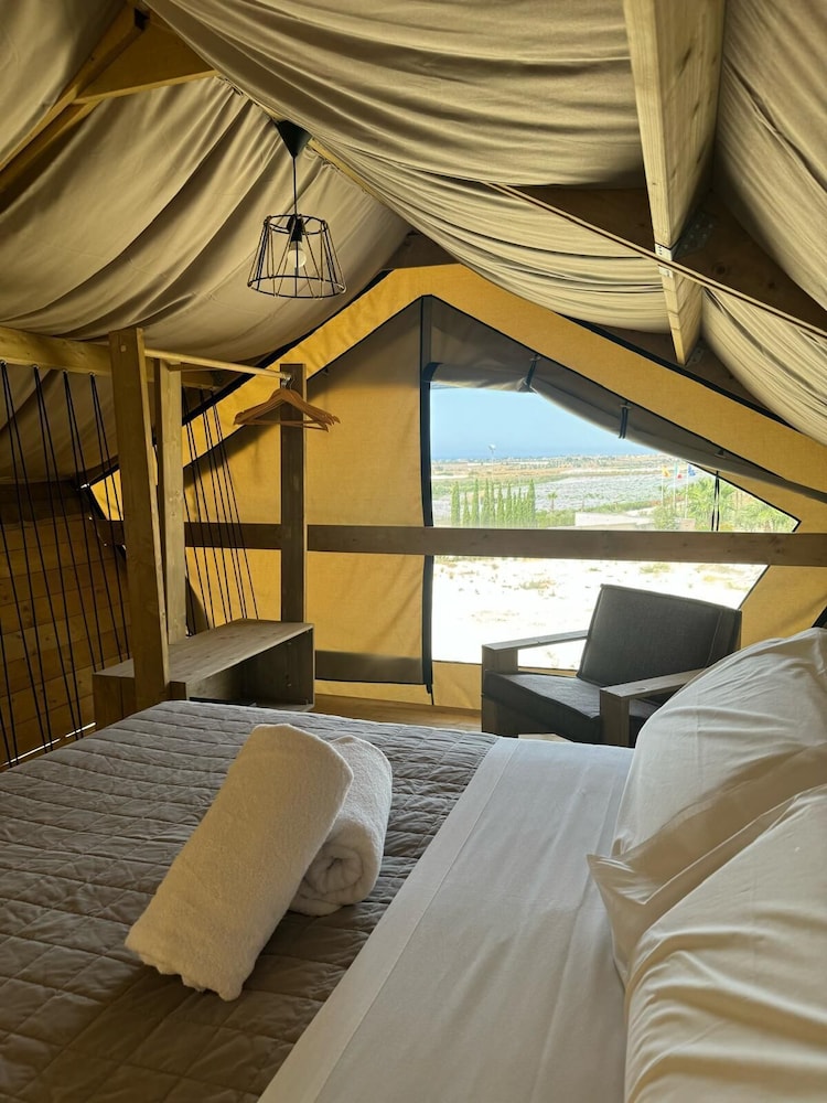Deluxe Tent photo 3