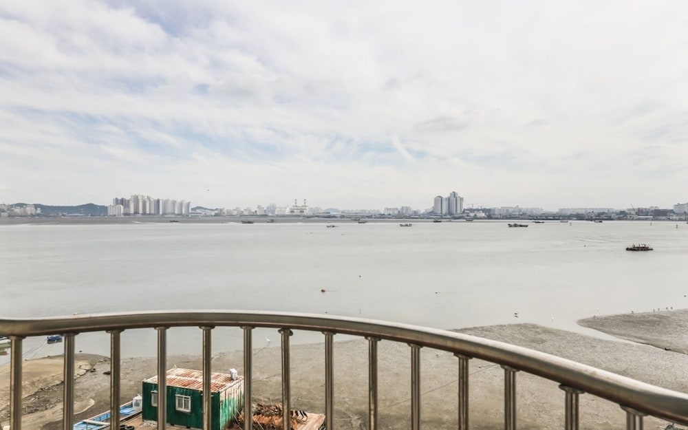 Mid-Size Taxi (Netflix, Ocean View) - Photo 6