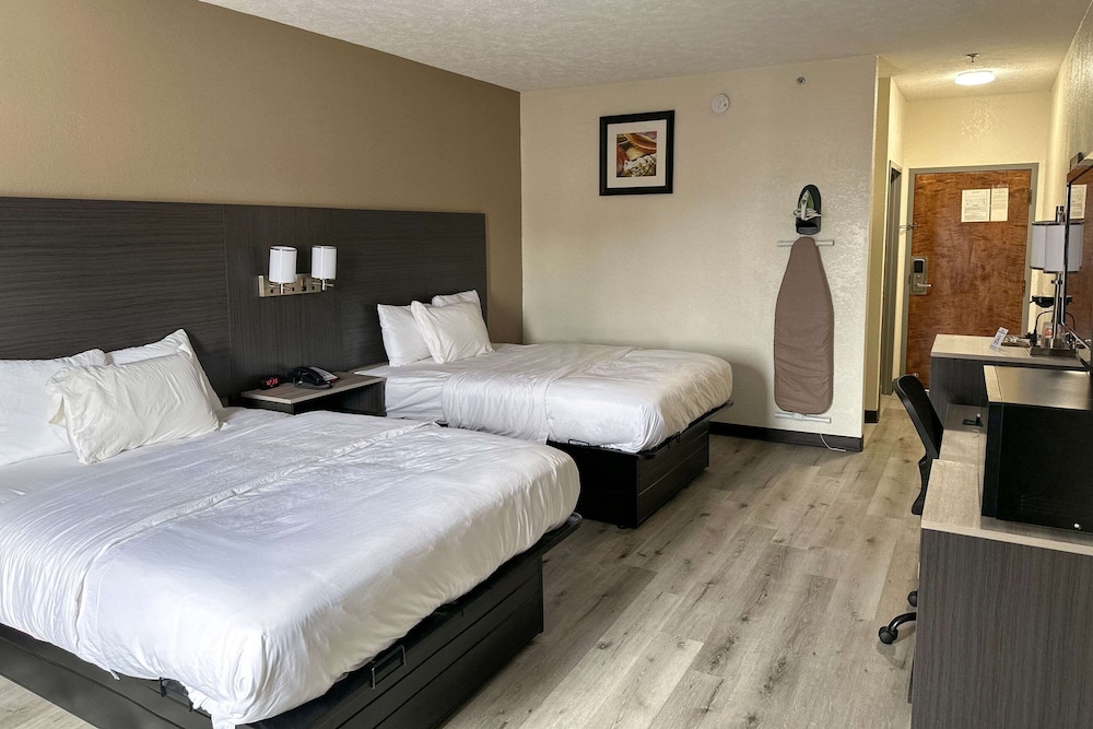 Standard Room, 2 Queen Beds, Non Smoking - Photo 1