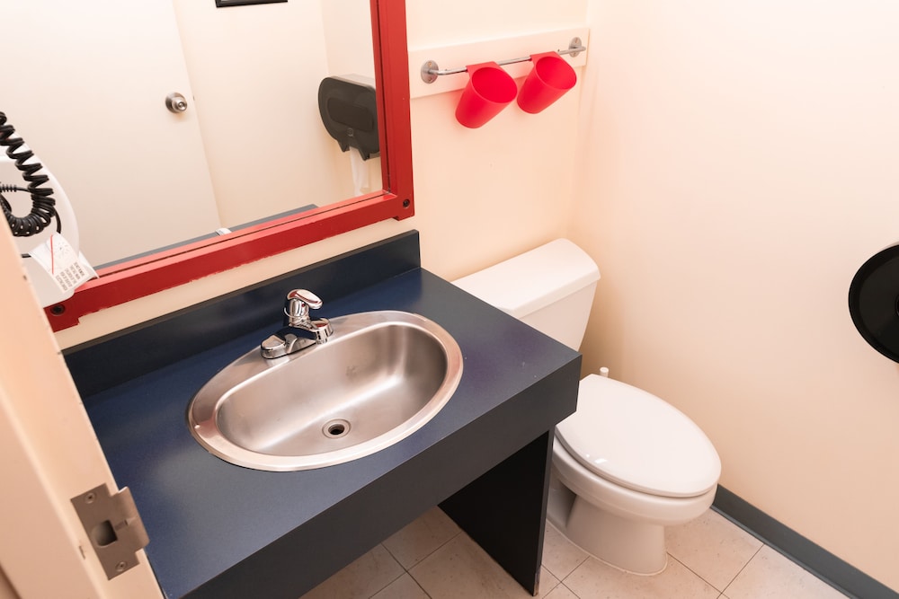 4 Bed Private Room, bunk beds, private washroom photo 3