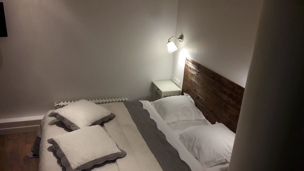Standard Double Room, Non Smoking - Photo 4