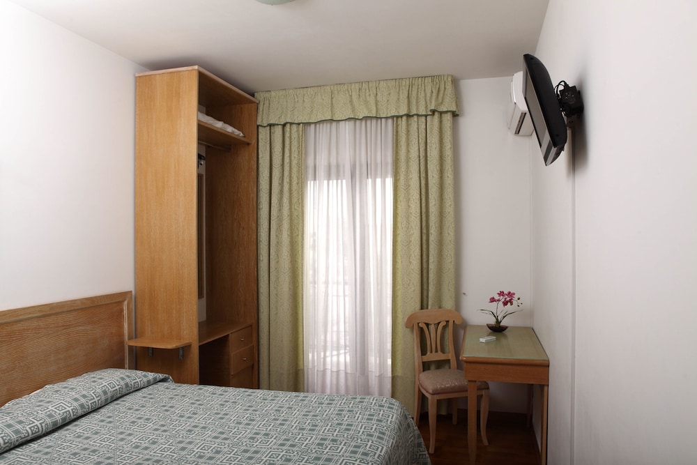Double or Twin Room photo 3