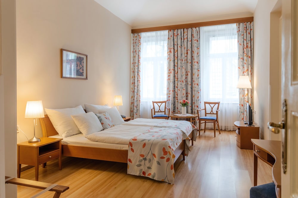 Standard Suite, 2 Bedrooms, Refrigerator & Microwave