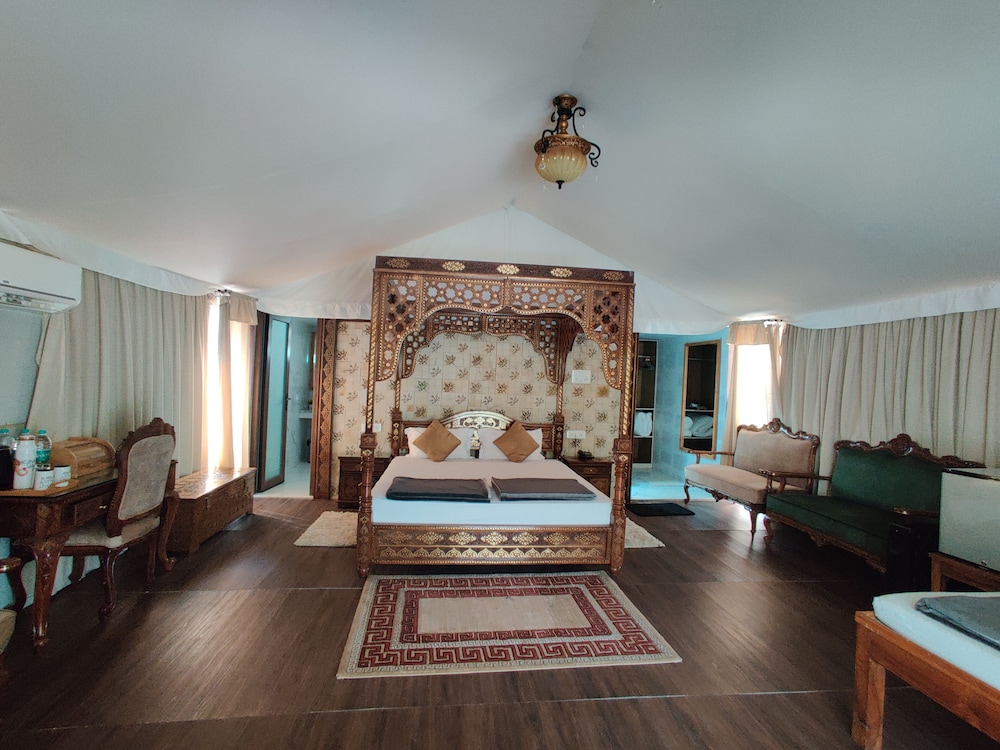 Grand Tent, 2 Bathrooms, Garden View