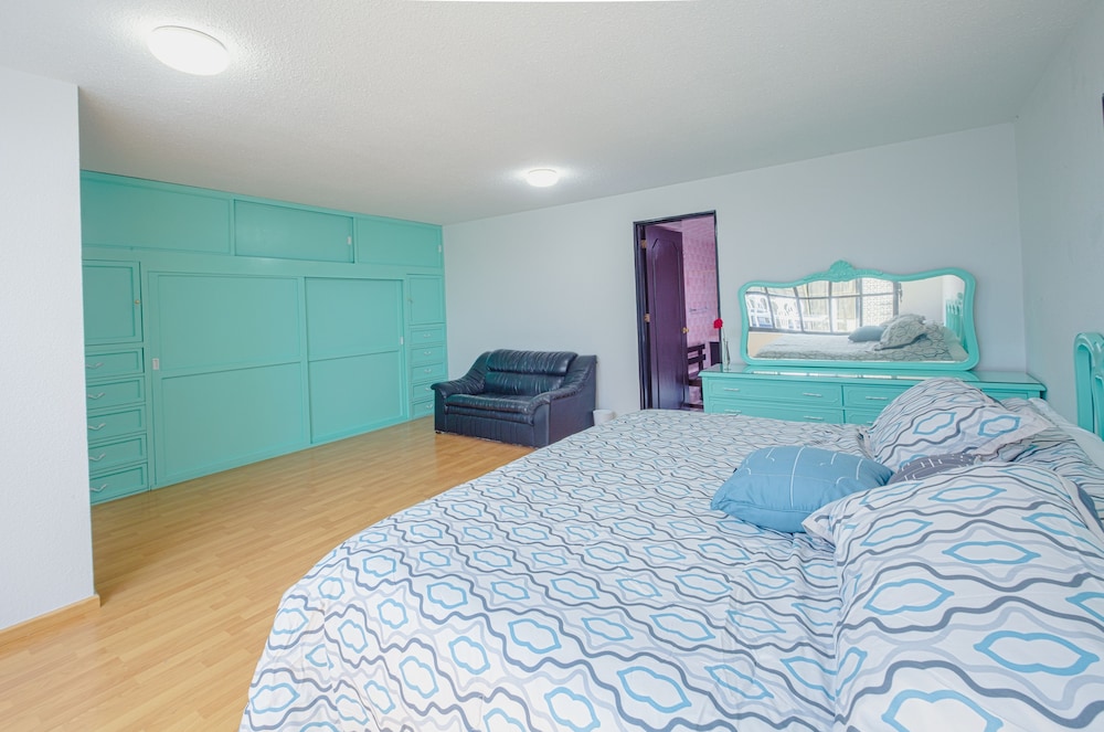 Comfort Room, 1 King Bed (Aqua Room) photo 1