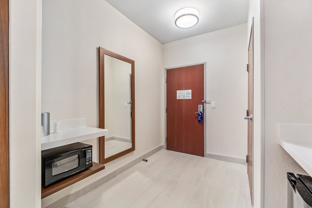 Standard Room, 1 King Bed, Accessible (Communications, Accessible Tub) - Photo 9