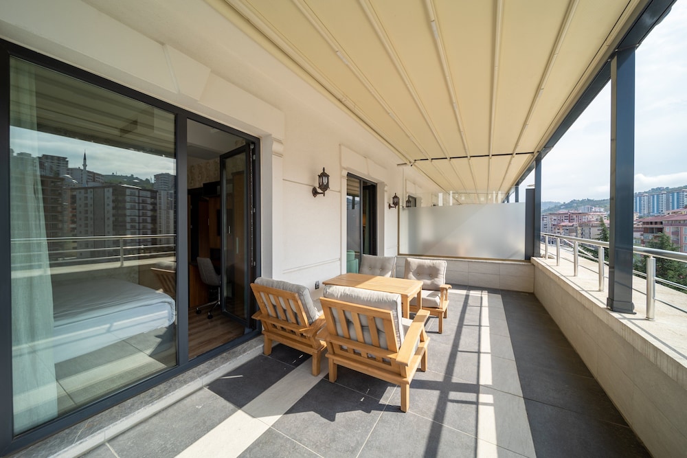 Suite, 1 Queen Bed, Smoking (Top Floor) - Photo 1