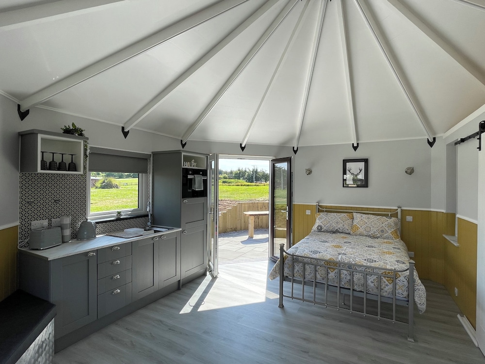 Cabin, Ensuite (The Yurt + Hot tub)