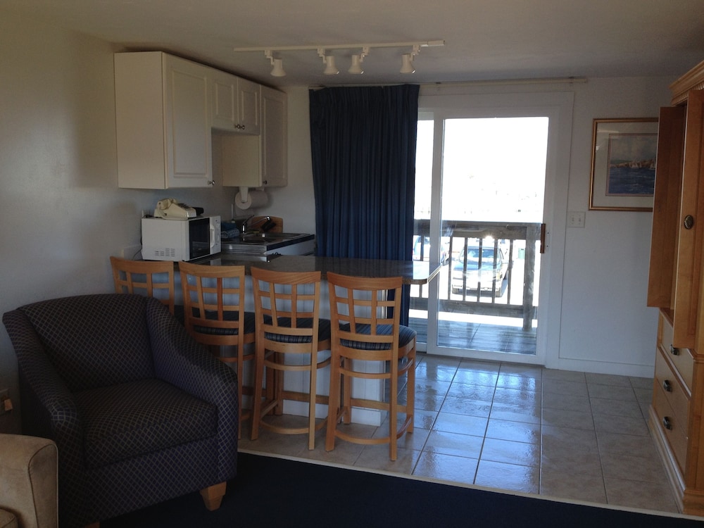 Basic Studio, Multiple Beds, Pool View photo 3