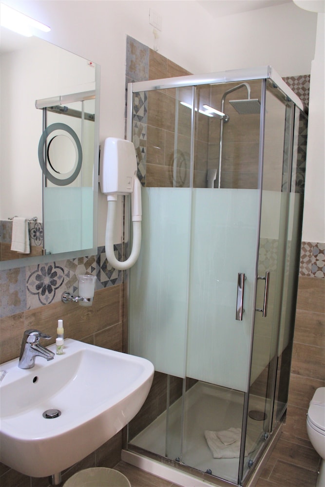 Standard Room, 1 Queen Bed, Non Smoking, Balcony (Converts to 2 Twin Beds) - Photo 6