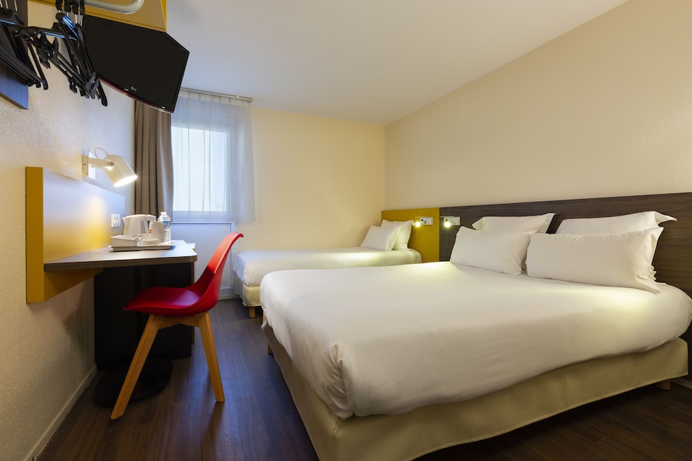 Standard Room, Multiple Beds, Non Smoking - Photo 5