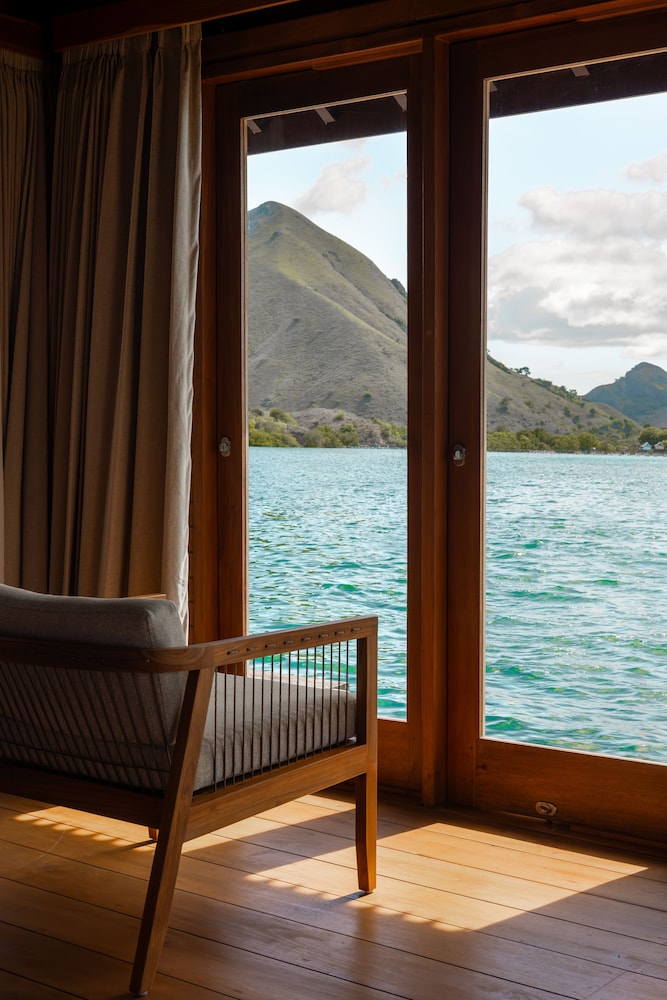 Deluxe Twin Sea Suite, Overwater photo 2