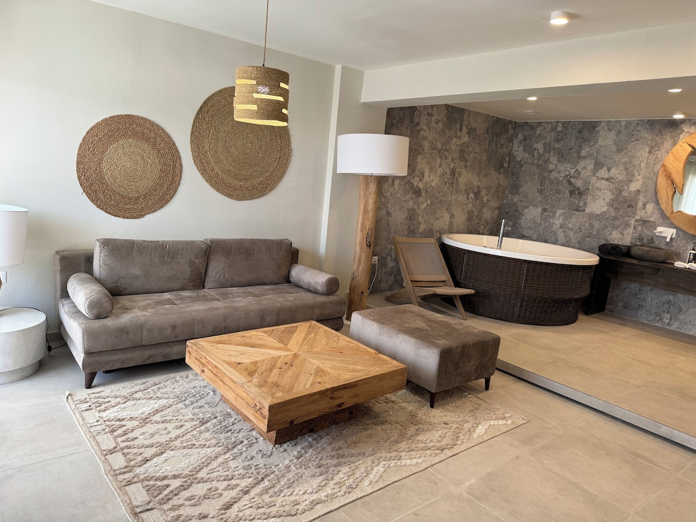 Earth Suite with Indoor Hot Tub photo 1